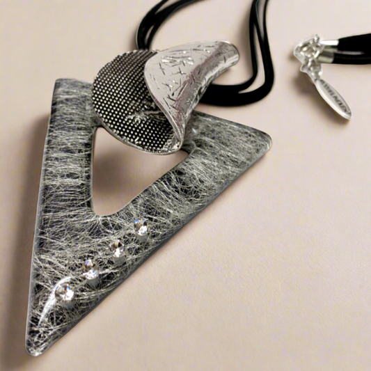 fashion-necklace-triangular-geometric-style